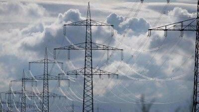 Electric power transmission lines are seen in Neuhof, near Hamburg July 13, 2012. REUTERS/Morris Mac Matzen (GERMANY - Tags: BUSINESS)