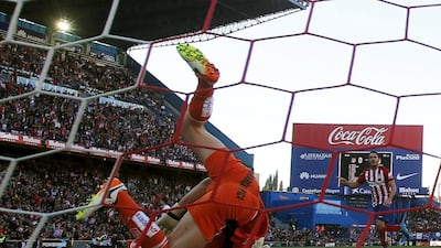 Atletico Madrid’s Koke (R) celebrates past Granada’s goalkeeper Andres Fernandez after scoring a goal. REUTERS/Sergio Perez