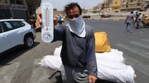 BAGHDAD, IRAQ – JULY 28: A local man displays a thermometer showing 50°C as temperatures soar during a heatwave in Baghdad, Iraq on July 28, 2025. Murtadha Al-Sudani / Anadolu (Photo by Murtadha Al-Sudani / Anadolu via AFP)