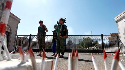 Houthi rebel fighters stand guard after a reported air strike on the presidential palace in the Yemeni capital Sanaa on December 5, 2017. Mohammed Huwais / AFP
