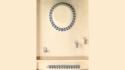 King Abdullah, then king of Saudi Arabia, gave an 18-carat sapphire and diamond jewellery set to Mary Elizabeth 'Tipper' Gore, wife of US vice president Al Gore, who was in office between 1993 and 2001