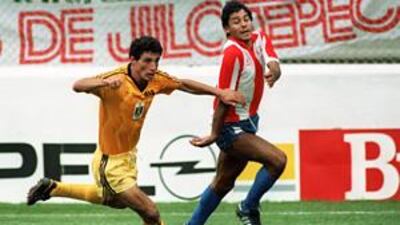 Iraq's Khali Allawe, left, and Paraguay's Rogelio Delgado battle for the ball during the 1986 World Cup. Iraq lost their three first-round matches, but none by more than a single goal.