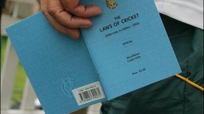 The late Bob Woolmer, former Pakisan coach, holds a copy of the Laws of Cricket while waiting the decision that eventually forced the team to forfeit the Oval Test in 2006.
