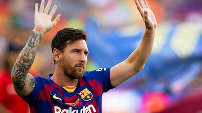 epa07756855 FC Barcelona's Argentinian forward Lionel Messi greets fans prior to the Joan Gamper Trophy soccer match between FC Barcelona and Arsenal FC at Camp Nou in Barcelona, Spain, 04 August 2019. EPA/ANDREU DALMAU