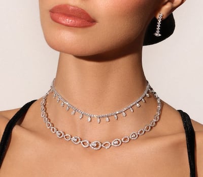 Stacked necklaces in diamonds and white gold. Solitaire Jewels / Instagram