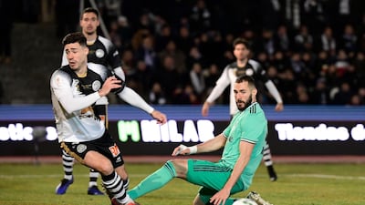 Real Madrid's French forward Karim Benzema (R) vies with Unionistas' Spanish defender Inigo Zubiri during the Copa del Rey (King's Cup) football match between Unionistas de Salamanca CF and Real Madrid CF at Las Pistas del Helmantico stadium in Salamanca, on January 22, 2020. / AFP / JAVIER SORIANO