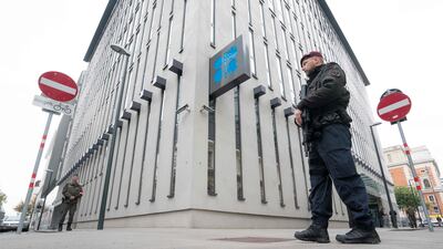 Austrian policemen guard entrance to the Organization of the Petroleum Exporting Countries (OPEC) headquarters in Vienna, on September 22, 2017. / AFP PHOTO / JOE KLAMAR