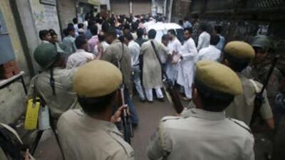 Policemen secure the site of a raid on suspected militants in New Delhi on Sept 19 2008.