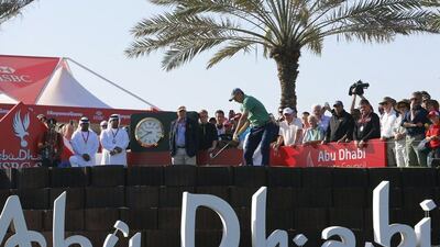 Jordan Spieth of the USA plays a shot during the first round of the Abu Dhabi Golf Championship in the capital of the United Arab Emirates on January 21, 2016. / AFP / KARIM SAHIB