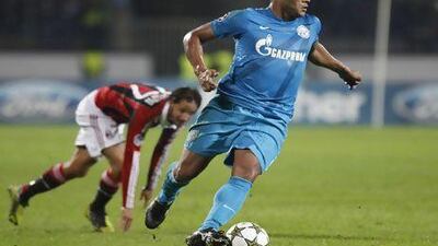 Zenit St Petersburg's Hulk (R) carries the ball past AC Milan's Cristian Zapata. Alexander Demianchuk / Reuters