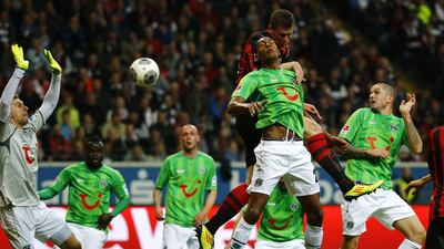 Eintracht Frankfurt’s Alexander Madlung, top, scores a goal with a header against Marcelo and goalkeeper Ron-Robert Zieler of Hanover 96 during their German first division Bundesliga soccer match in Frankfurt on April 17, 2014. REUTERS/Kai Pfaffenbach