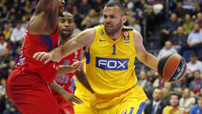 Kyle Hines, left, of CSKA Moscow guards Jordan Farmar of Maccabi Tel Aviv during their EUroleague contest on Wednesday night. Yuri Kochetkov / EPA
