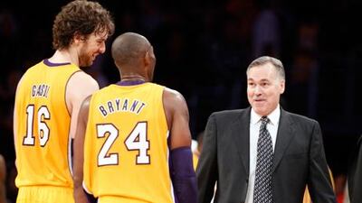 Los Angeles Lakers coach Mike D'Antoni talks with Pau Gasol and Kobe Bryant