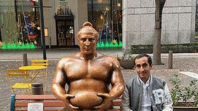 Uncle Saeed poses beside the statue of the Georgian sumo wrestler Tochinoshin Tsuyoshi (Levan Gorgadze) in central Tokyo. Instagram / faz3