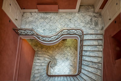Well-preserved original period features include the spectacular Portland Stone staircase. Casa e Progetti / Tony Murray