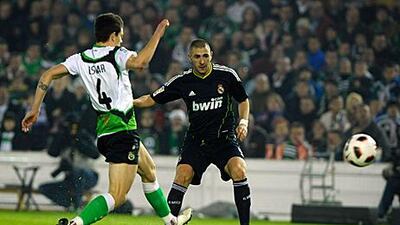 Karim Benzema, right, scores against Racing Santander.
