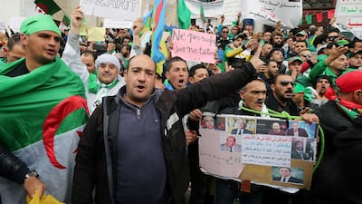 Algerians protest for the departure of the entire regime.