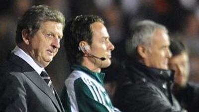 Roy Hodgson, left, watches Fulham draw 1-1 with Roma.