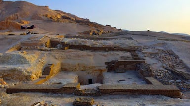 The exterior view of the excavated tomb at the Theban Necropolis. Proyecto dos cero nueve / Jose Miguel Barrios Mufrege