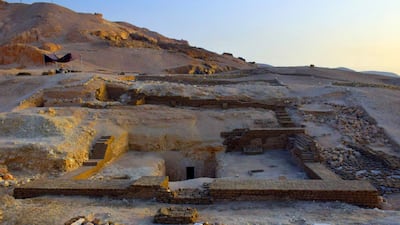 The exterior view of the excavated tomb at the Theban Necropolis. Proyecto dos cero nueve / Jose Miguel Barrios Mufrege