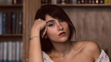 In the December 2024 performance livestreamed online, Parastoo Ahmadi is singing alone on stage without a headscarf. Photo: Hossein Ronaghi / Wikimedia Commons