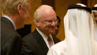 Richard Clarke, centre, talks to Dr Mugheer al Khaili, right, and Dr Tod A Laursen after the Khalifa University lecture.