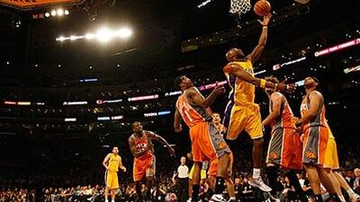 Lamar Odom of the La Lakers beats the Phoenix Suns' defence during Game 2.