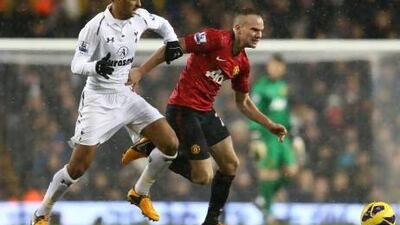 Manchester United's Tom Cleverley and Tottenham's Kyle Naughton battle for the ball. Clive Mason / Getty Images