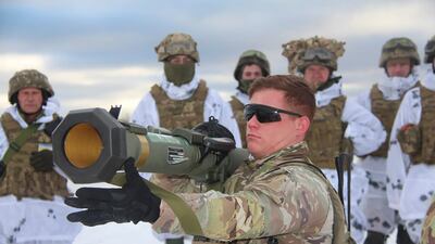 A US instructor trains Ukrainian soldiers in the use of missiles. AP