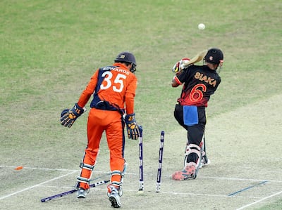 Netherlands' Roelof van der Merwe bowls PNG's Lega Siaka. Chris Whiteoak / The National