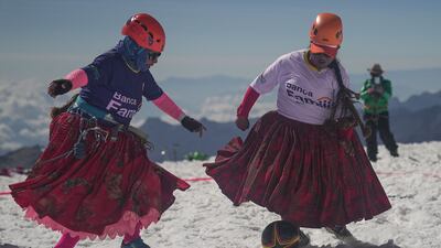 Cecilia Llusco, left, and Senobia Llusco during the impromptu match.