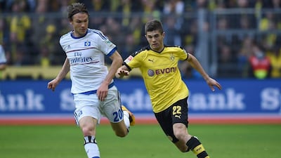 Dortmund’s midfielder Christian Pulisic (R) and Hamburg’s Swedish midfielder Albin Eckdal vie for the ball during the Bundesliga match Borussia Dortmund v Hamburg in Dortmund, western Germany, on April 17, 2016. AFP / PATRIK STOLLARZ