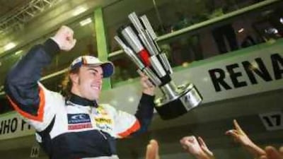 Fernando Alonso celebrates with his Renault mechanics in the pitlane after winning the Singapore Formula One Grand Prix at the Marine Bay Street Circuit.