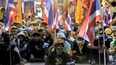 Thai anti-government protesters set up a human roadblock on a road leading to parliament during a mass rally in Bangkok, Thailand, on Nov 24 2008.