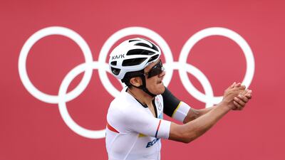 Richard Carapaz celebrates winning gold.