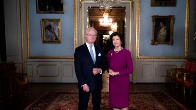 (FILES) In this file photo taken on December 3, 2020 King Carl XVI Gustaf of Sweden and Queen Silvia of Sweden pose at the Royal Castle in Stockholm, Sweden. - The king and queen of Sweden have both tested positive for Covid-19, the Swedish Royal Court said on January 4, 2022. Both of them were vaccinated with three jabs, and had "mild symptoms" and were "feeling well under the circumstances". (Photo by Pontus LUNDAHL / TT News Agency / AFP) / Sweden OUT