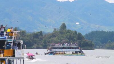 Above, a still image taken from video obtained from social media of the sinking tourist ferry at the Guatape reservoir. Juan Quiroz via Reuters