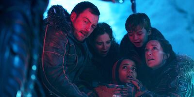 Toby Stephens, Mina Sundwall, Taylor Russell, Max Jenkins, Molly Parker in Lost in Space. Courtesy Netflix