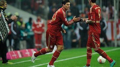 Mario Gomez comes on for Mario Mandzukic, right, the man who has replaced him in Bayern’s starting XI.