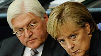 Frank-Walter Steinmeier, left, the German foreign minister and Social Democrat candidate for the post of German chancellor, will hold a televised debate with Angela Merkel.