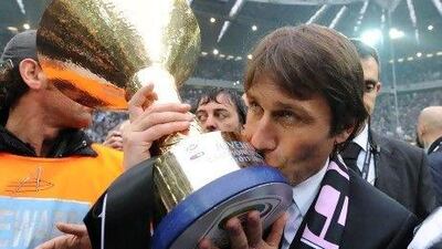 epa03217733 Italian head coach of Juventus FC, Antonio Conte, celebrates the victory of the Italian Serie A Championship 2011-2012 after the soccer match against Atalanta BC at Juventus stadium in Turin, Italy, 13 May 2012. EPA/ALESSANDRO DI MARCO *** Local Caption *** 03217733.jpg