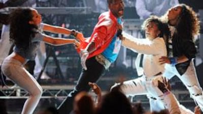 Jamie Foxx, centre, performs a tribute to Michael Jackson with dancers at the show.