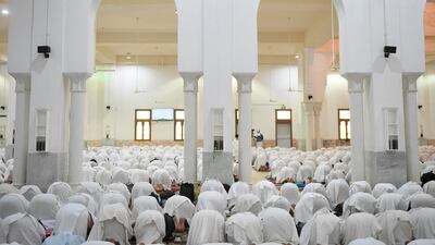 Pilgrims pray at Nimrah Mosque.