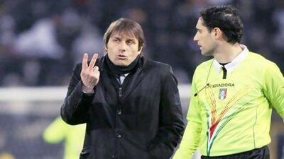 Juventus head coach Antonio Conte, left, talks with a referee assistant after half time during the Italian Serie A match against Bologna on Saturday. Cezaro De Luca / AFP