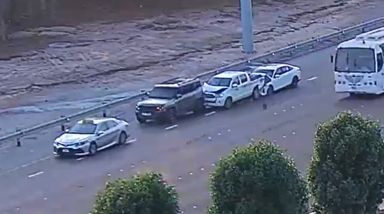 Image linked from the original feed: Abu Dhabi Police warn drivers against stopping in middle of road