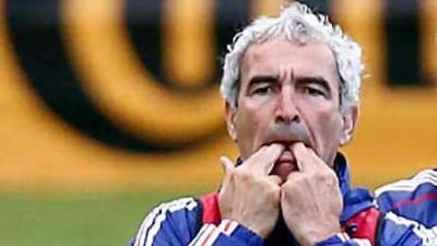 Oscar Tabarez, Uruguay's coach, shouts instructions to his players during training in Cape Town yesterday.