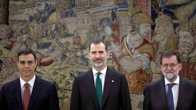 Spain's new Prime Minister Pedro Sanchez (L) poses with outgoing premier Mariano Rajoy (R) and Spain's King Felipe VI during a swearing-in ceremony at the Zarzuela Palace near Madrid on June 2, 2018. Spain's Socialist chief Pedro Sanchez was sworn in as prime minister, a day after ousting Mariano Rajoy in a historic no-confidence vote sparked by fury over corruption woes afflicting the conservative leader's party. Emilio Naranjo / AFP