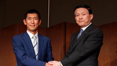Toshiba Memory Corp. President and CEO Yasuo Naruke (right) and Bain Capital Private Equity Japan's Managing Director Yuji Sugimoto (left) shake hands at the end of a press conference in Tokyo. US Bain Capital Private Equity completed the acquisition Toshiba's memory-chip unit for 18 billion US dollar and will support acquisitions by the company. Franck Robichon /EPA