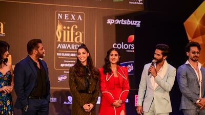 Salman Khan, Nora Fatehi, Sarah Ali Khan, Shahid Kapoor, Tiger Shroff on stage.