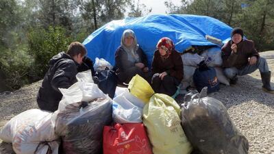 Syrians wait to enter Turkey at the Bab Al Salama border gate on February 5, 2016. Depo Photos via AP